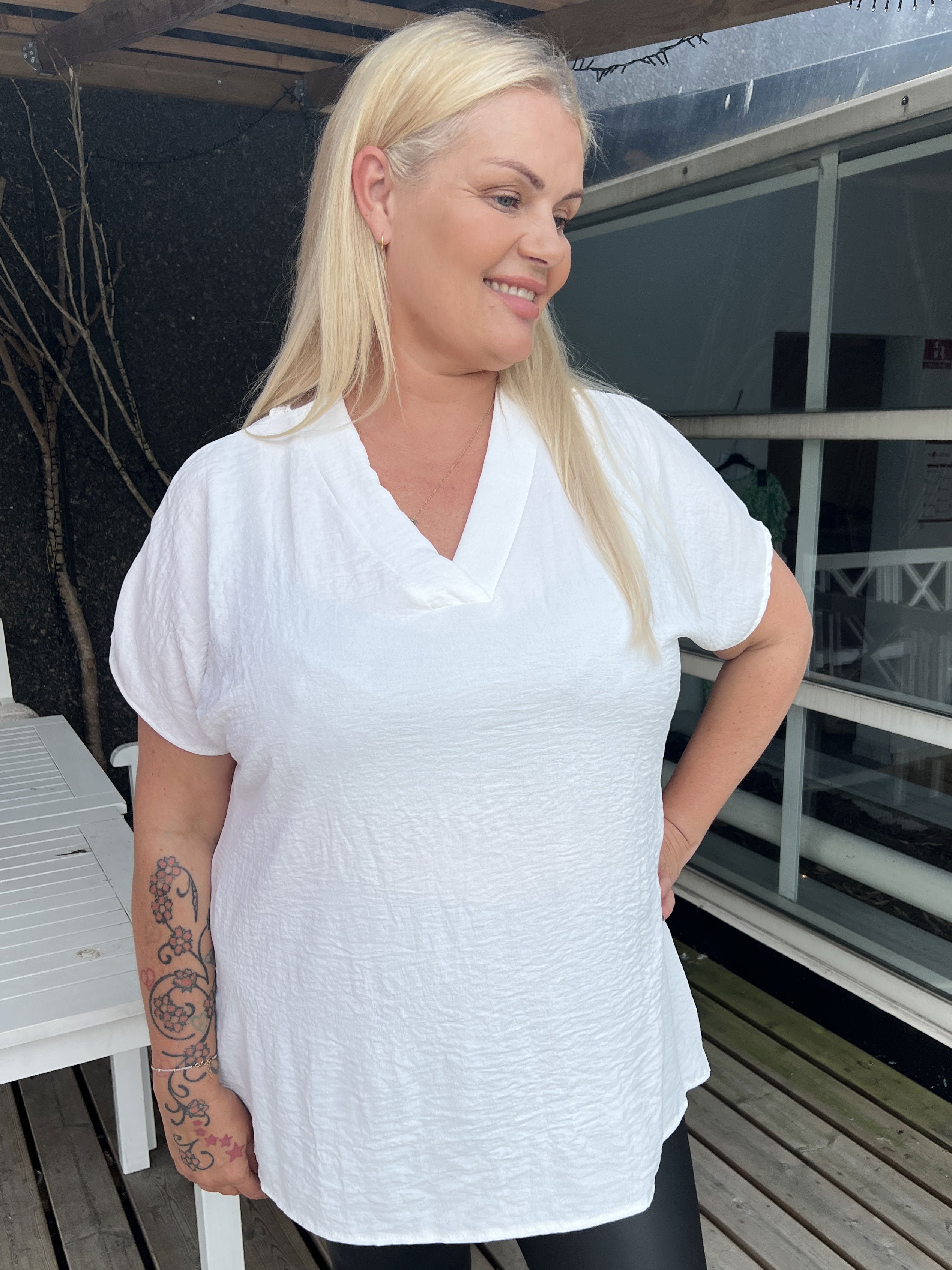 Katrine - Sød plus size tunika med blonde i ryggen